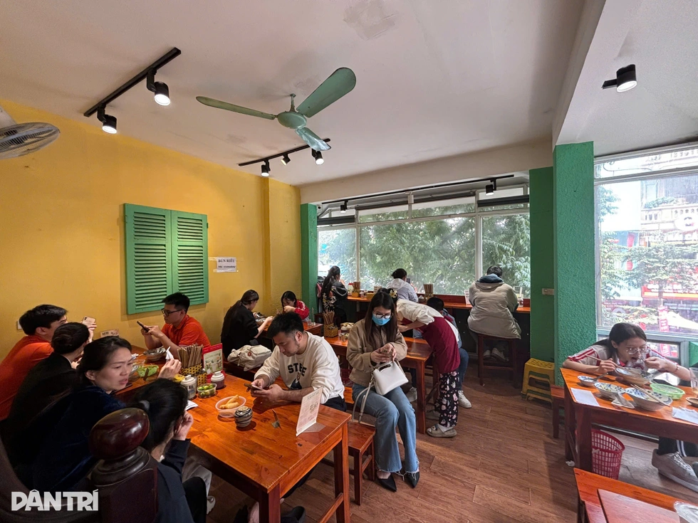 Sau vụ xử phạt, quán bún riêu cô Hương béo ở Hà Nội giảm 20% lượng khách - 4 Sau vụ xử phạt, quán bún riêu cô Hương béo ở Hà Nội giảm 20% lượng khách - 4