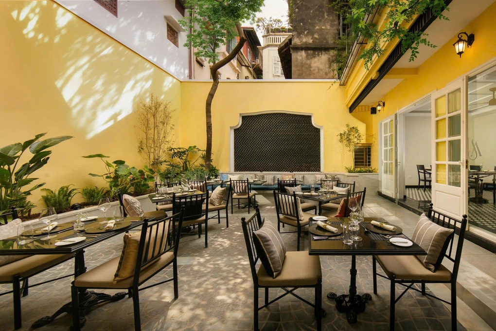 Khách cấp cao châu Âu ăn trưa với rau muống và gà xé hoa chuối ở Hà Nội - 2 Khách cấp cao châu Âu ăn trưa với rau muống và gà xé hoa chuối ở Hà Nội - 2