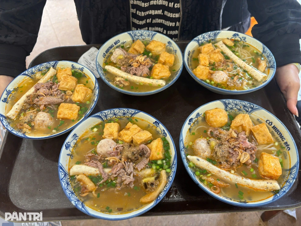 Sau vụ xử phạt, quán bún riêu cô Hương béo ở Hà Nội giảm 20% lượng khách - 3 Sau vụ xử phạt, quán bún riêu cô Hương béo ở Hà Nội giảm 20% lượng khách - 3