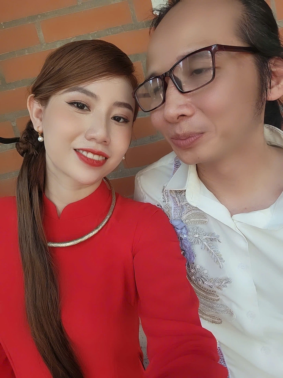 Cô gái đẹp như hoa hậu bất chấp định kiến, yêu “chú khiếm thị” hơn 18 tuổi - 2