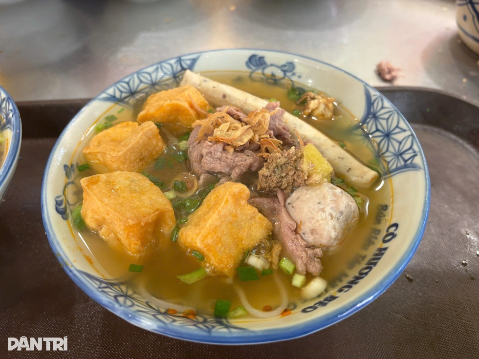 Sau vụ xử phạt, quán bún riêu cô Hương béo ở Hà Nội giảm 20% lượng khách - 6 Sau vụ xử phạt, quán bún riêu cô Hương béo ở Hà Nội giảm 20% lượng khách - 6