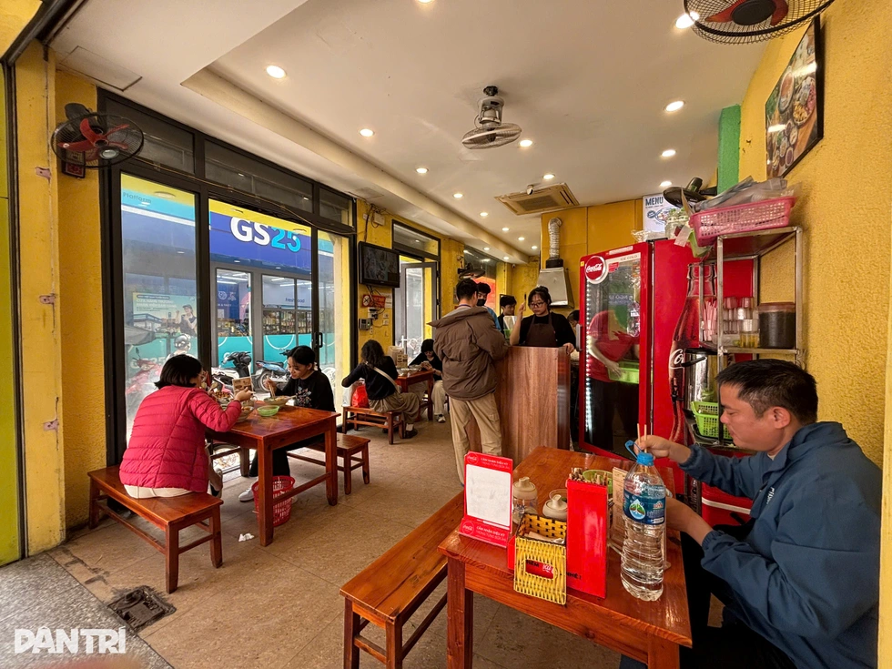 Sau vụ xử phạt, quán bún riêu cô Hương béo ở Hà Nội giảm 20% lượng khách - 2 Sau vụ xử phạt, quán bún riêu cô Hương béo ở Hà Nội giảm 20% lượng khách - 2