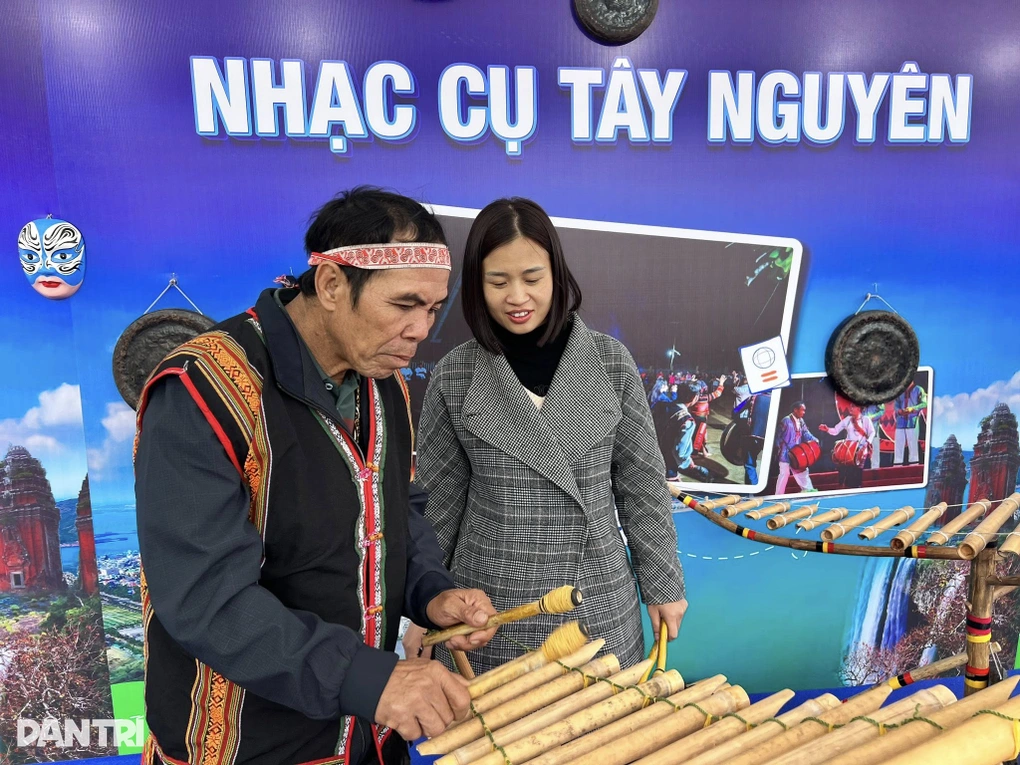 Người Hà Nội hào hứng chơi đàn Trưng, thưởng thức cà phê Gia Lai miễn phí - 2 Người Hà Nội hào hứng chơi đàn Trưng, thưởng thức cà phê Gia Lai miễn phí - 2