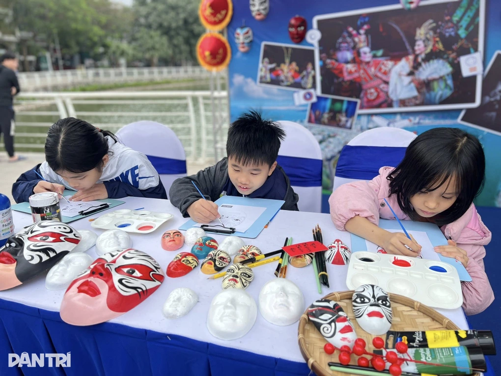 Người Hà Nội hào hứng chơi đàn Trưng, thưởng thức cà phê Gia Lai miễn phí - 3 Người Hà Nội hào hứng chơi đàn Trưng, thưởng thức cà phê Gia Lai miễn phí - 3
