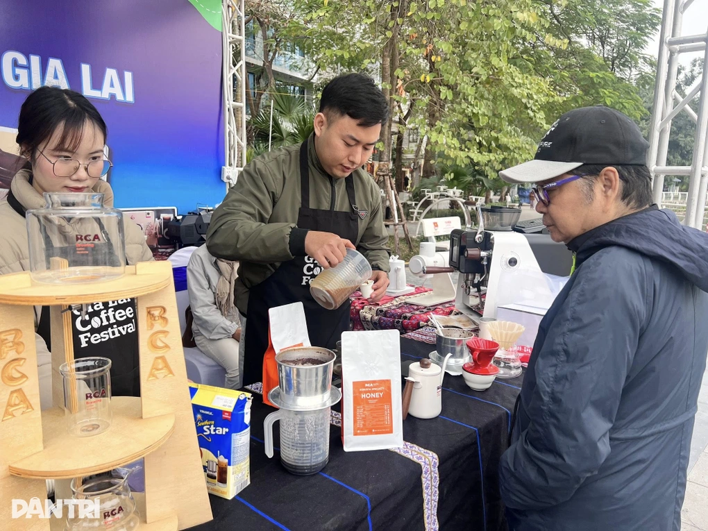 Người Hà Nội hào hứng chơi đàn Trưng, thưởng thức cà phê Gia Lai miễn phí - 4 Người Hà Nội hào hứng chơi đàn Trưng, thưởng thức cà phê Gia Lai miễn phí - 4
