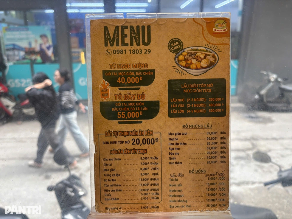 Sau vụ xử phạt, quán bún riêu cô Hương béo ở Hà Nội giảm 20% lượng khách - 5 Sau vụ xử phạt, quán bún riêu cô Hương béo ở Hà Nội giảm 20% lượng khách - 5