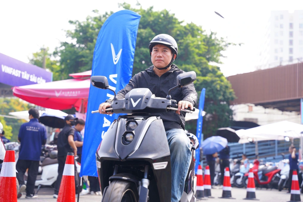 Ngày hội “Đổi xăng lấy điện” mang đến cho khách hàng loạt ưu đãi hấp dẫn - 2 Ngày hội “Đổi xăng lấy điện” mang đến cho khách hàng loạt ưu đãi hấp dẫn - 2