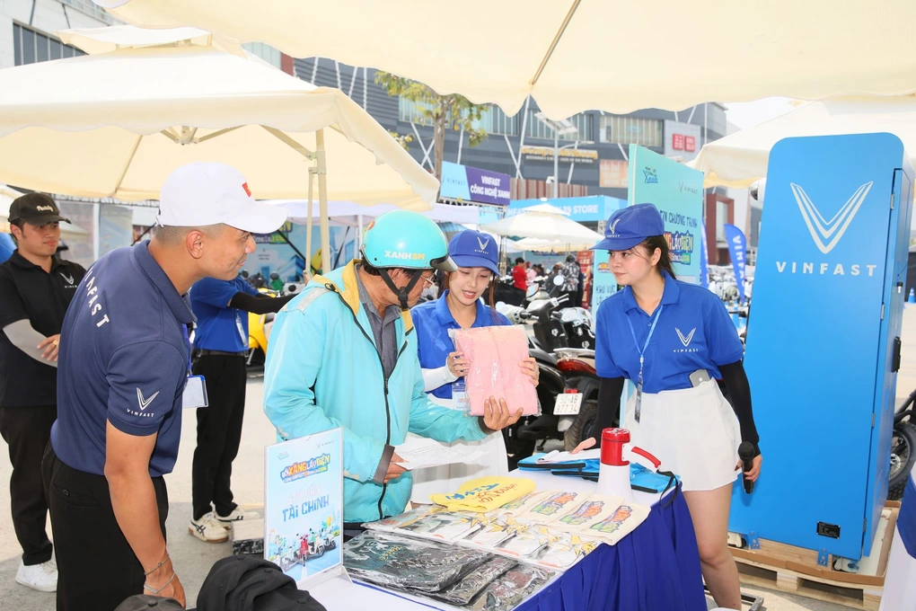 Ngày hội “Đổi xăng lấy điện” thu hút người dân TPHCM - 5