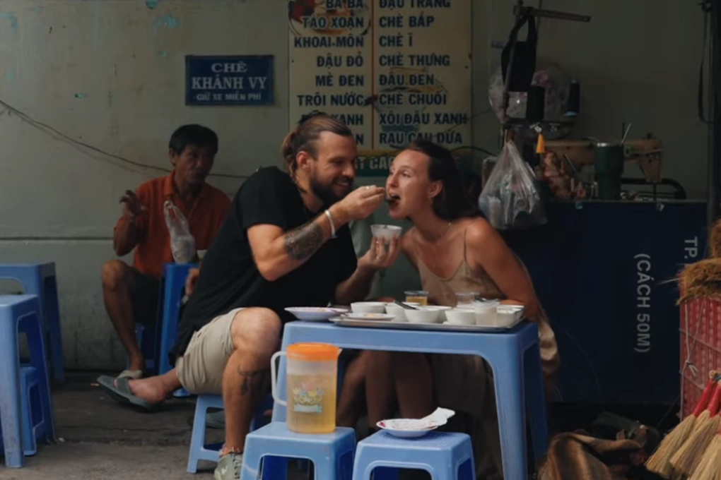 Ăn chè ở TPHCM, khách Tây choáng khi nhận mâm 16 món “đủ cho 10 người” - 2 Ăn chè ở TPHCM, khách Tây choáng khi nhận mâm 16 món “đủ cho 10 người” - 2