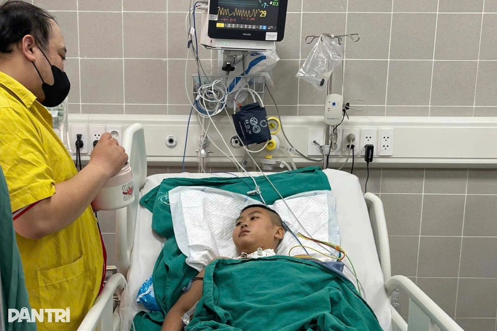 Hơn 1 tỷ đồng tiếp sức hành trình hồi sinh của bé Nguyễn Đăng Khánh - 4 Hơn 1 tỷ đồng tiếp sức hành trình hồi sinh của bé Nguyễn Đăng Khánh - 4