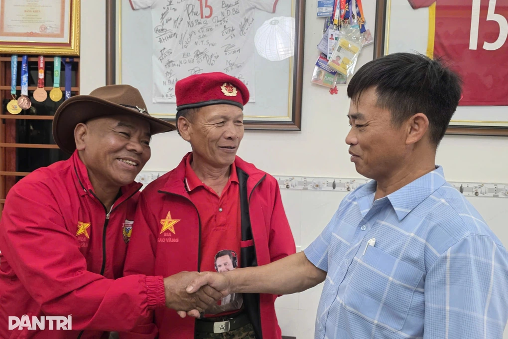 Bố Đình Bắc nói gì về bữa tiệc đông nghịt người hâm mộ tại quê nhà? - 2