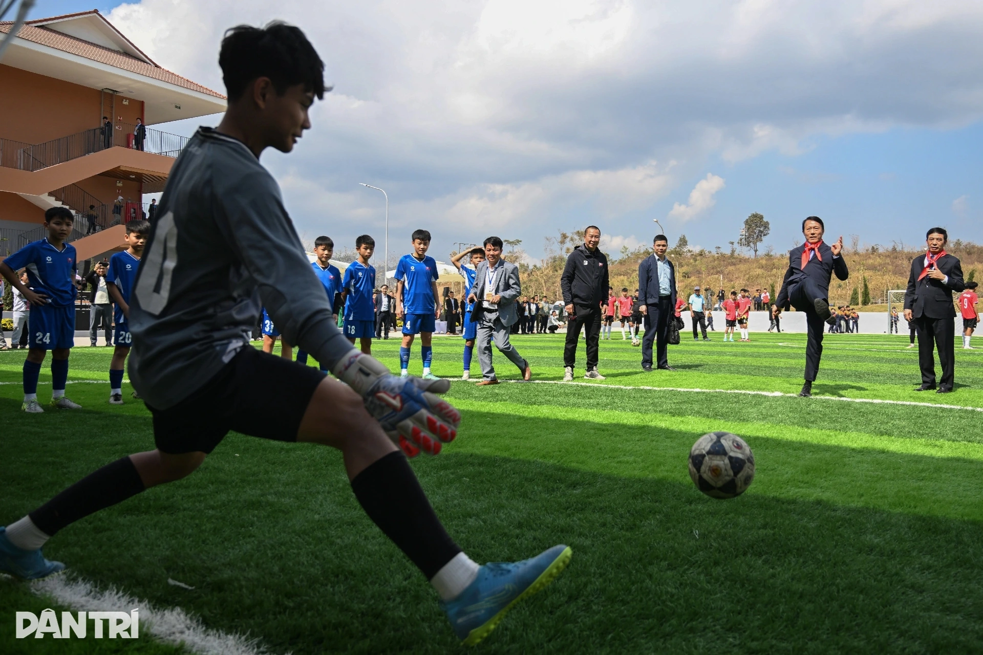 Bộ trưởng Quốc phòng và Bộ trưởng Công an trổ tài đá bóng cùng học sinh - 7