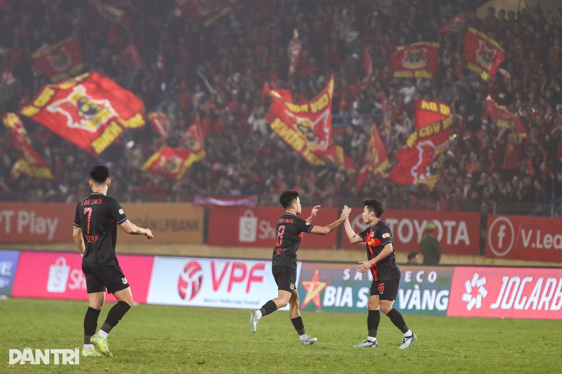 Hàng Đẫy chật kín CĐV trong ngày Đình Bắc nhận giải Vua phá lưới U23 châu Á - 10