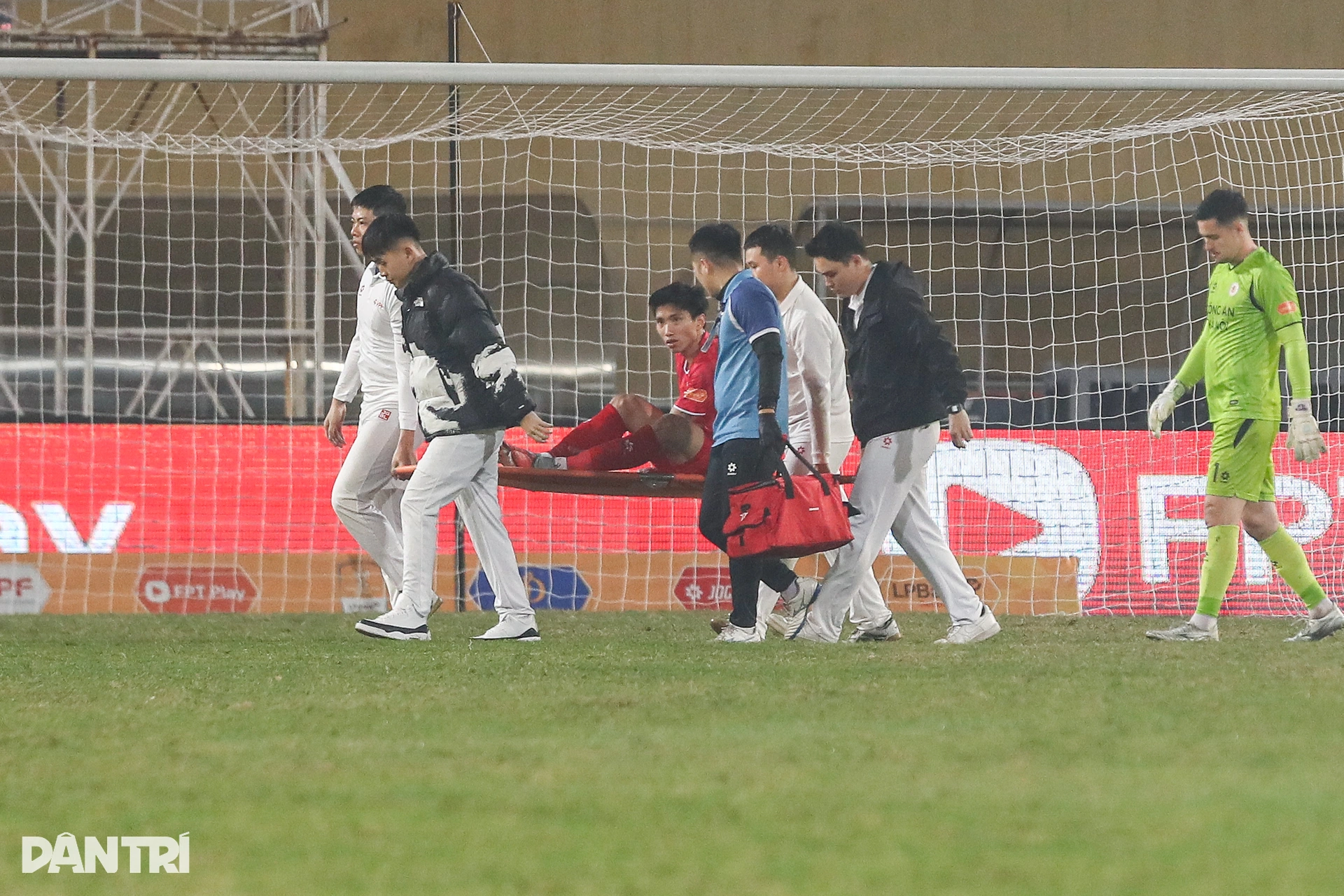 Hàng Đẫy chật kín CĐV trong ngày Đình Bắc nhận giải Vua phá lưới U23 châu Á - 14
