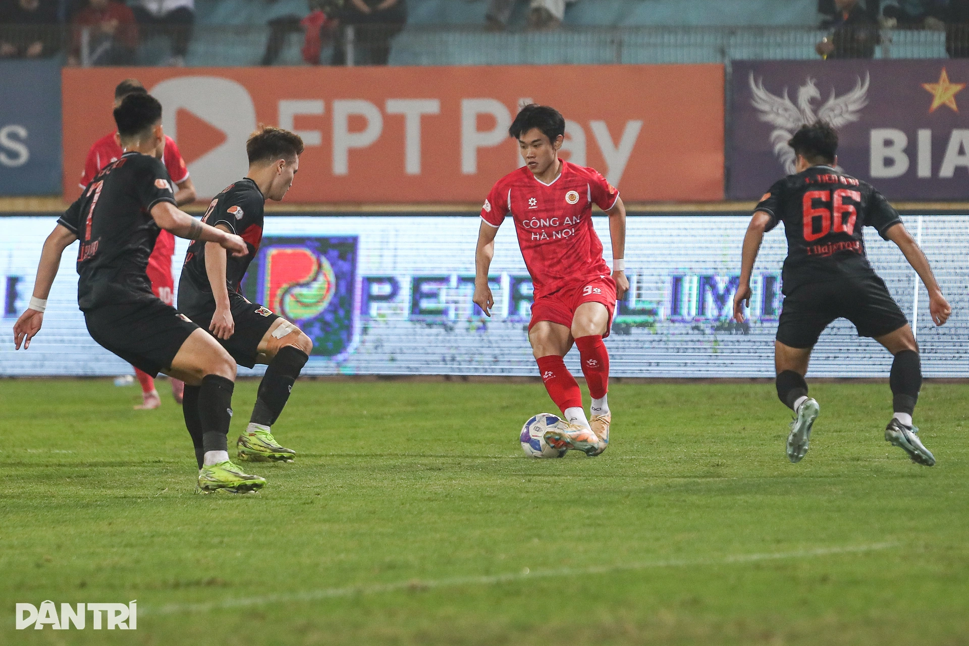 Hàng Đẫy chật kín CĐV trong ngày Đình Bắc nhận giải Vua phá lưới U23 châu Á - 16