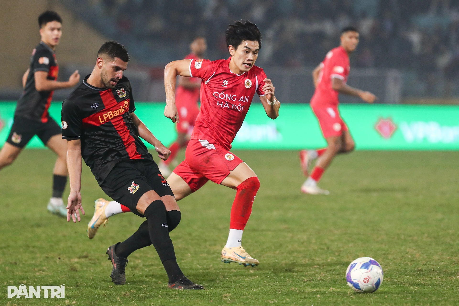 Hàng Đẫy chật kín CĐV trong ngày Đình Bắc nhận giải Vua phá lưới U23 châu Á - 15
