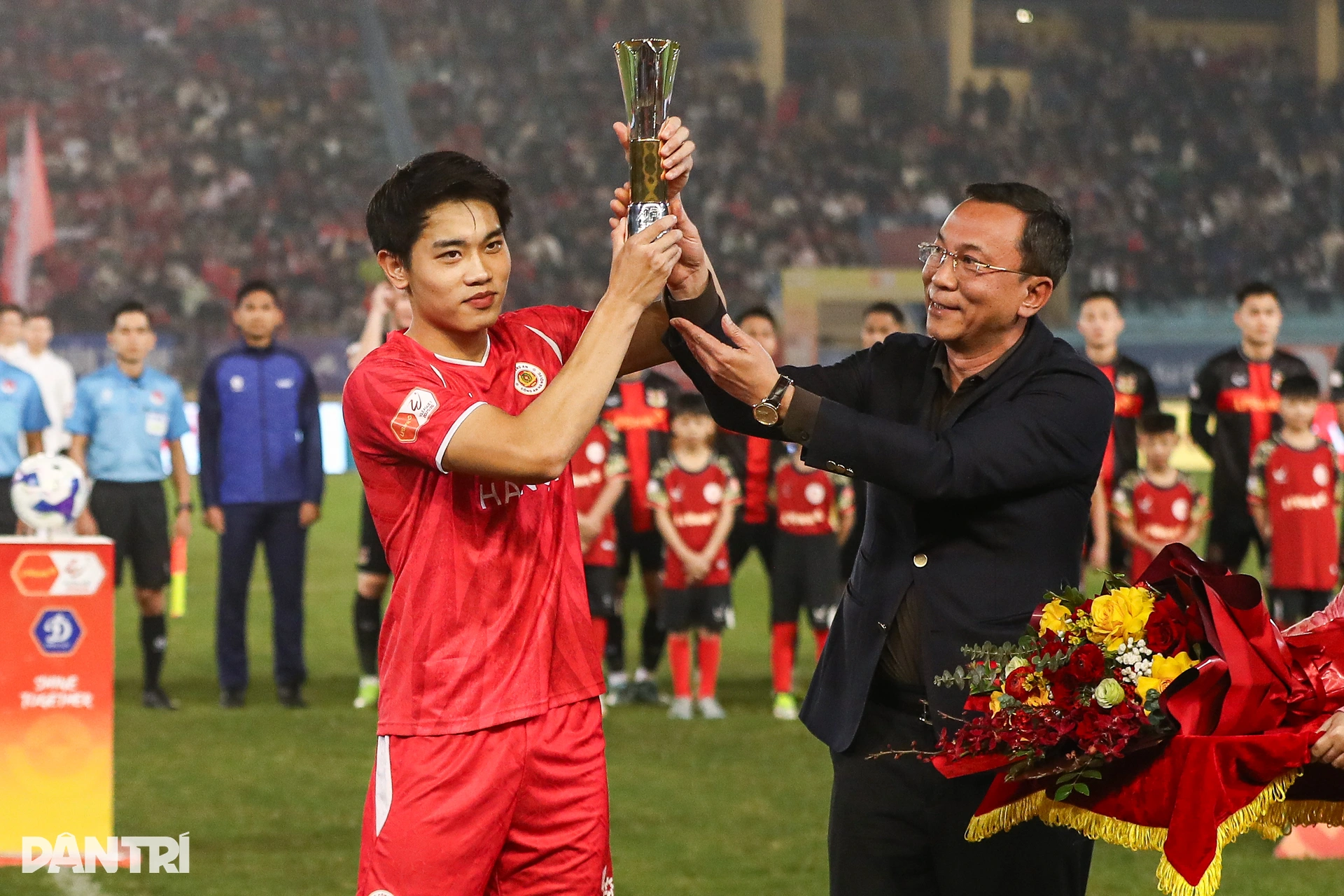 Hàng Đẫy chật kín CĐV trong ngày Đình Bắc nhận giải Vua phá lưới U23 châu Á - 4