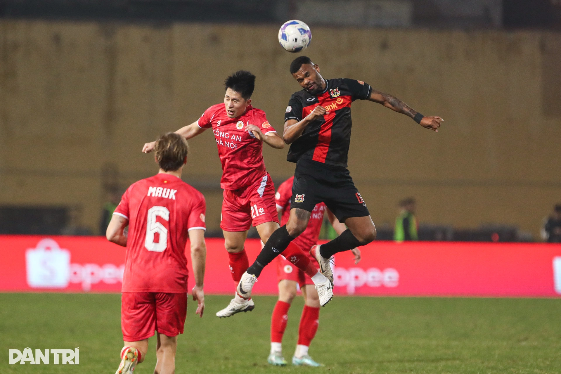 Hàng Đẫy chật kín CĐV trong ngày Đình Bắc nhận giải Vua phá lưới U23 châu Á - 6