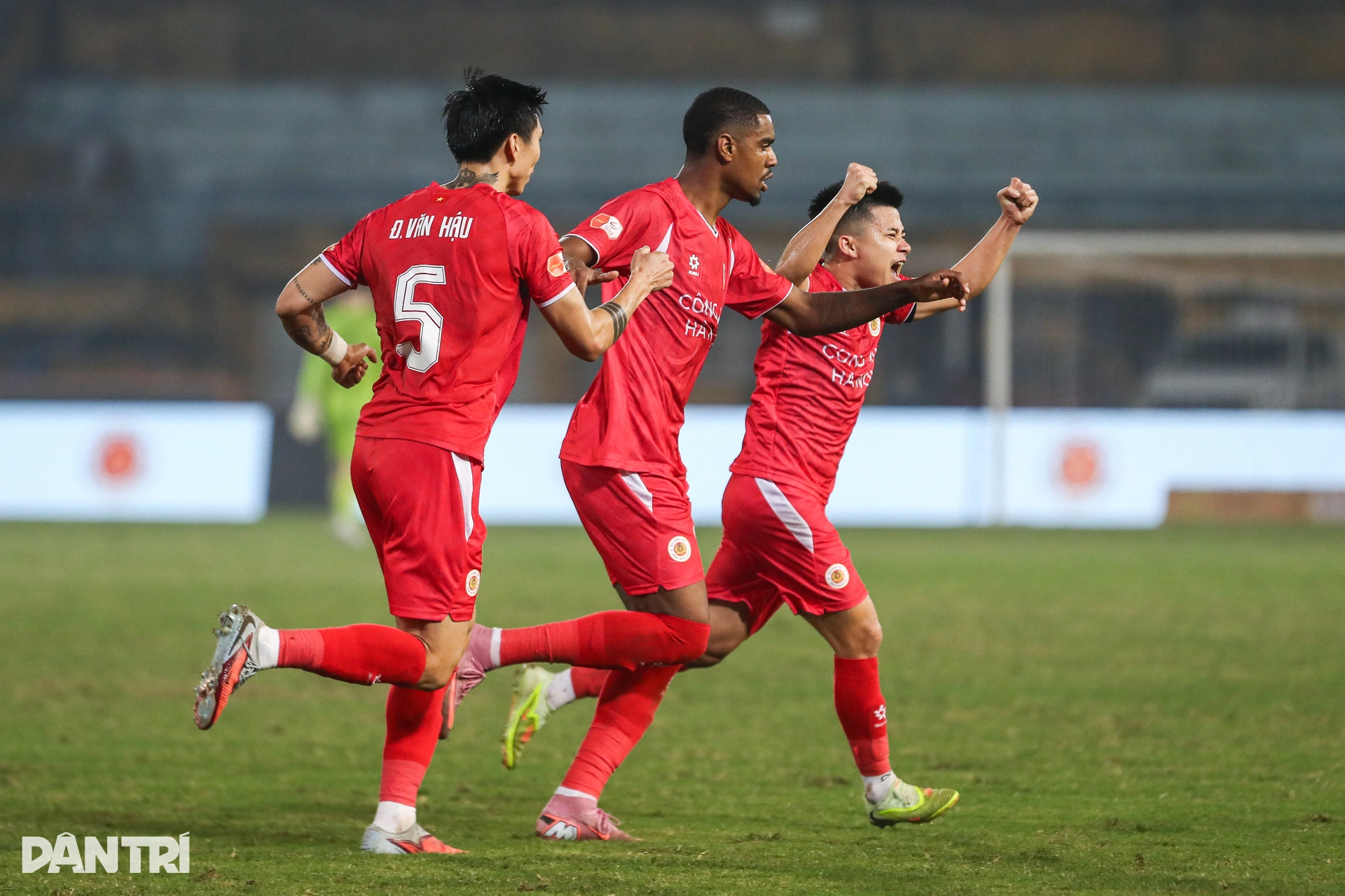 Hàng Đẫy chật kín CĐV trong ngày Đình Bắc nhận giải Vua phá lưới U23 châu Á - 8