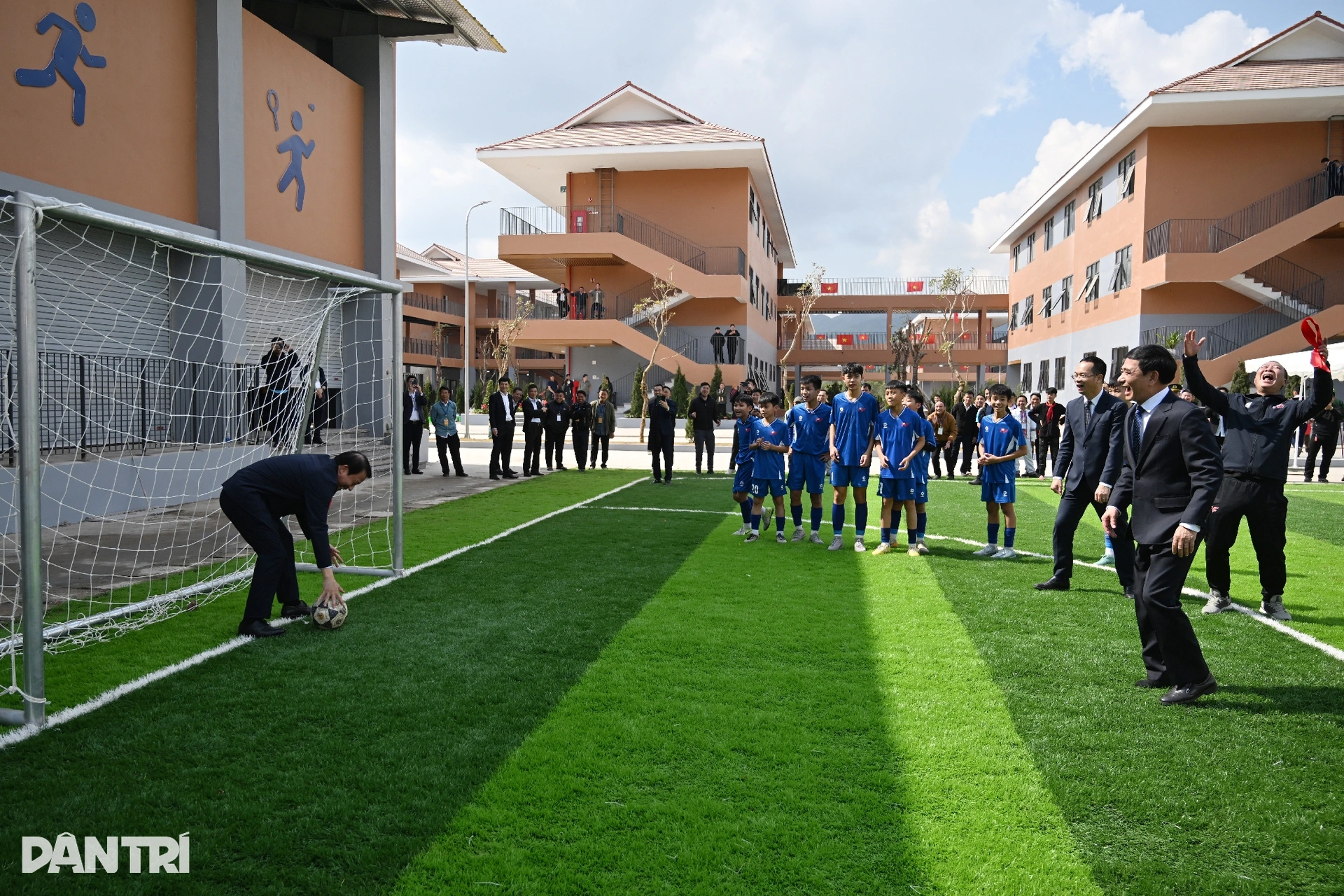 Bộ trưởng Quốc phòng và Bộ trưởng Công an trổ tài đá bóng cùng học sinh - 6