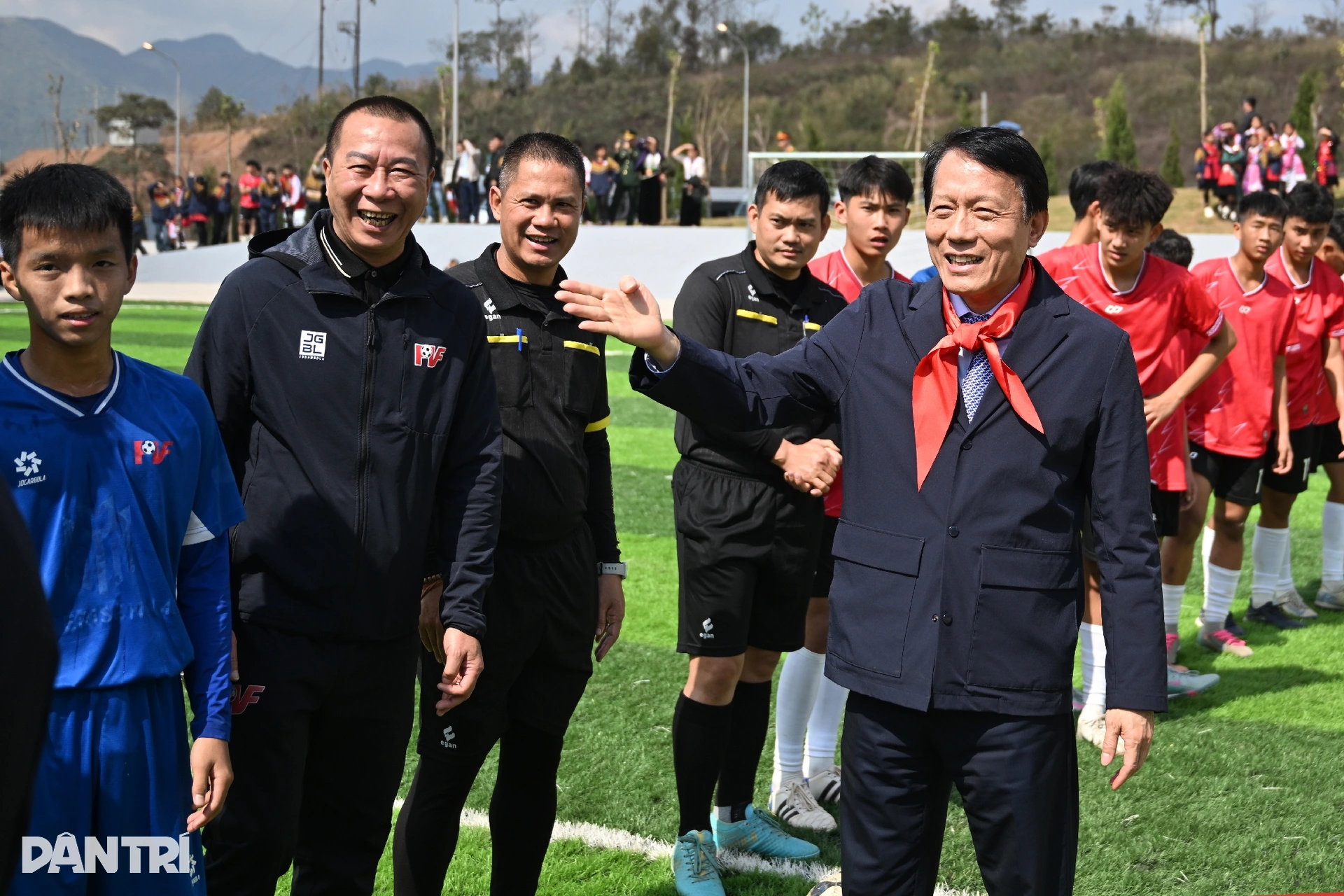 Bộ trưởng Quốc phòng và Bộ trưởng Công an trổ tài đá bóng cùng học sinh - 4
