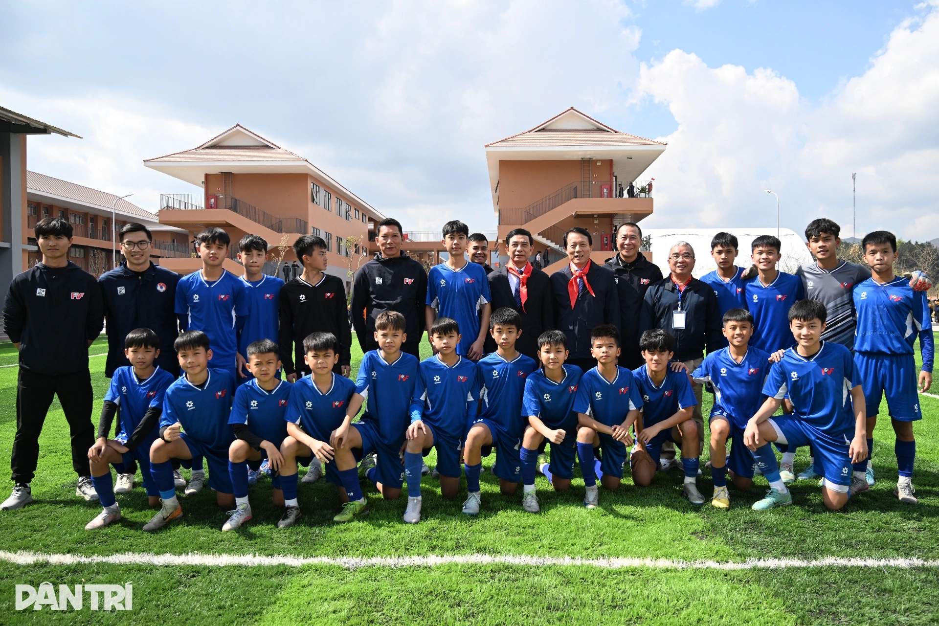 Bộ trưởng Quốc phòng và Bộ trưởng Công an trổ tài đá bóng cùng học sinh - 2