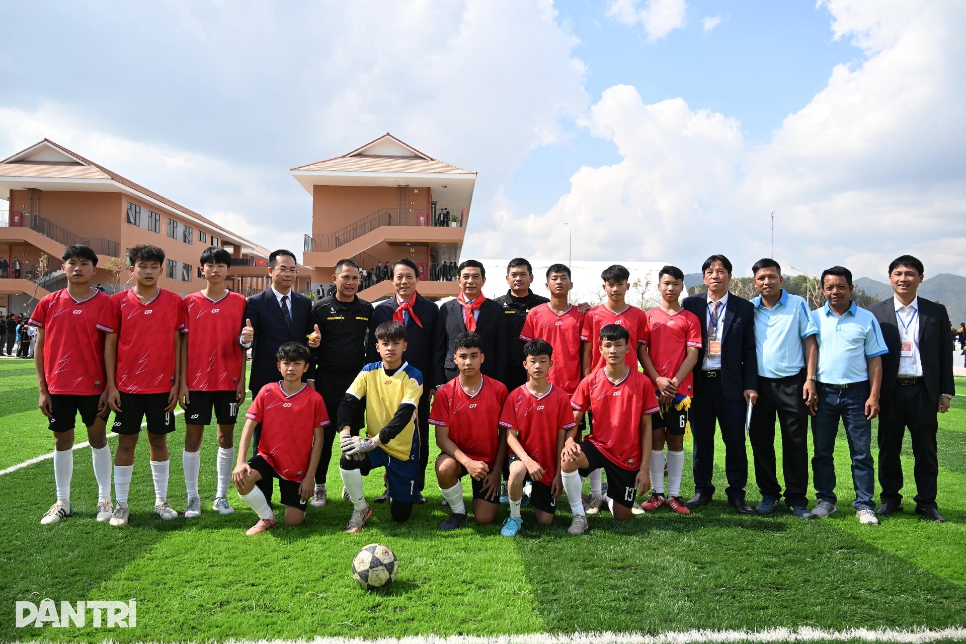 Bộ trưởng Quốc phòng và Bộ trưởng Công an trổ tài đá bóng cùng học sinh - 3