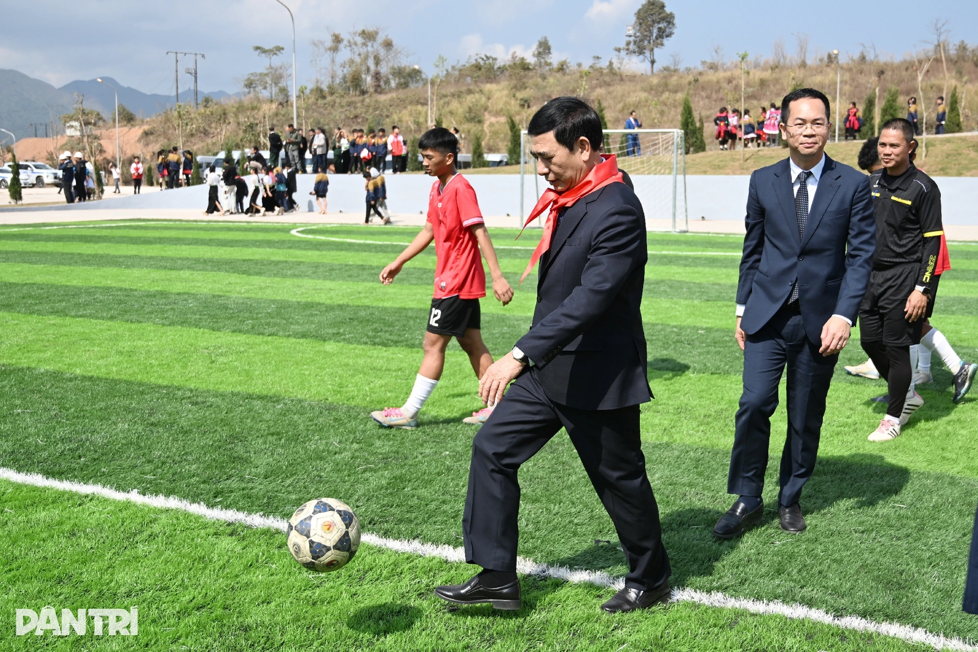 Bộ trưởng Quốc phòng và Bộ trưởng Công an trổ tài đá bóng cùng học sinh - 5