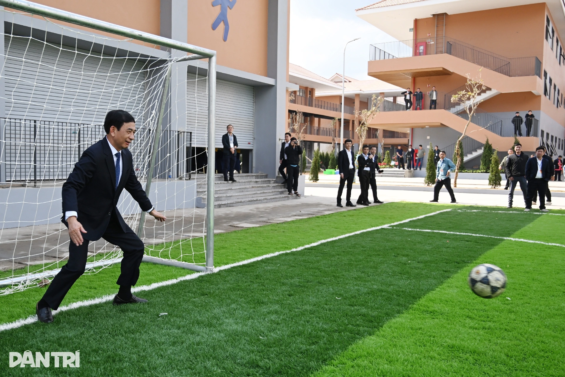 Bộ trưởng Quốc phòng và Bộ trưởng Công an trổ tài đá bóng cùng học sinh - 8