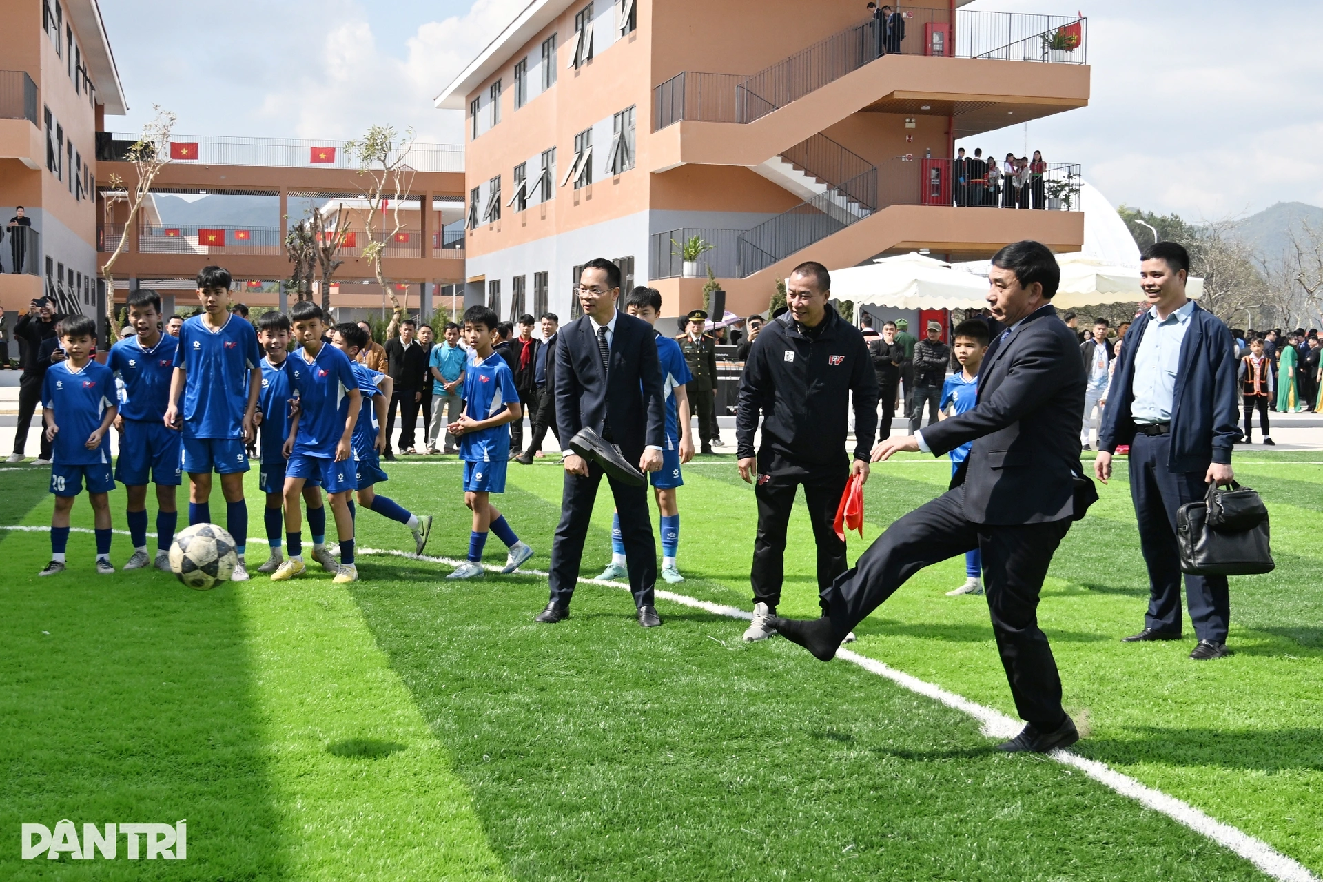 Bộ trưởng Quốc phòng và Bộ trưởng Công an trổ tài đá bóng cùng học sinh - 9