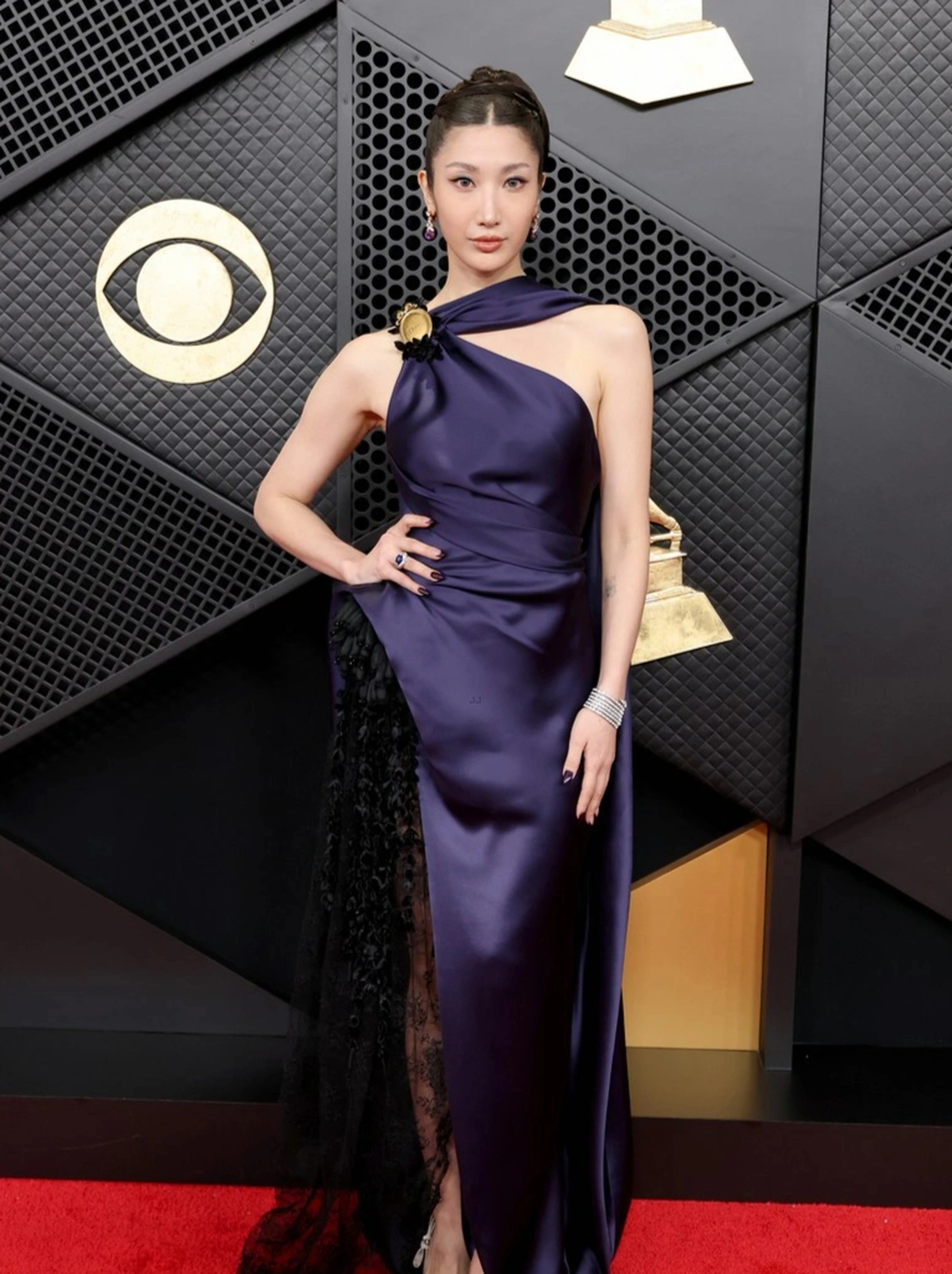 Nữ nghệ sĩ mặc như không mặc trên thảm đỏ Grammy 2026 - 3 Nữ nghệ sĩ mặc như không mặc trên thảm đỏ Grammy 2026 - 3