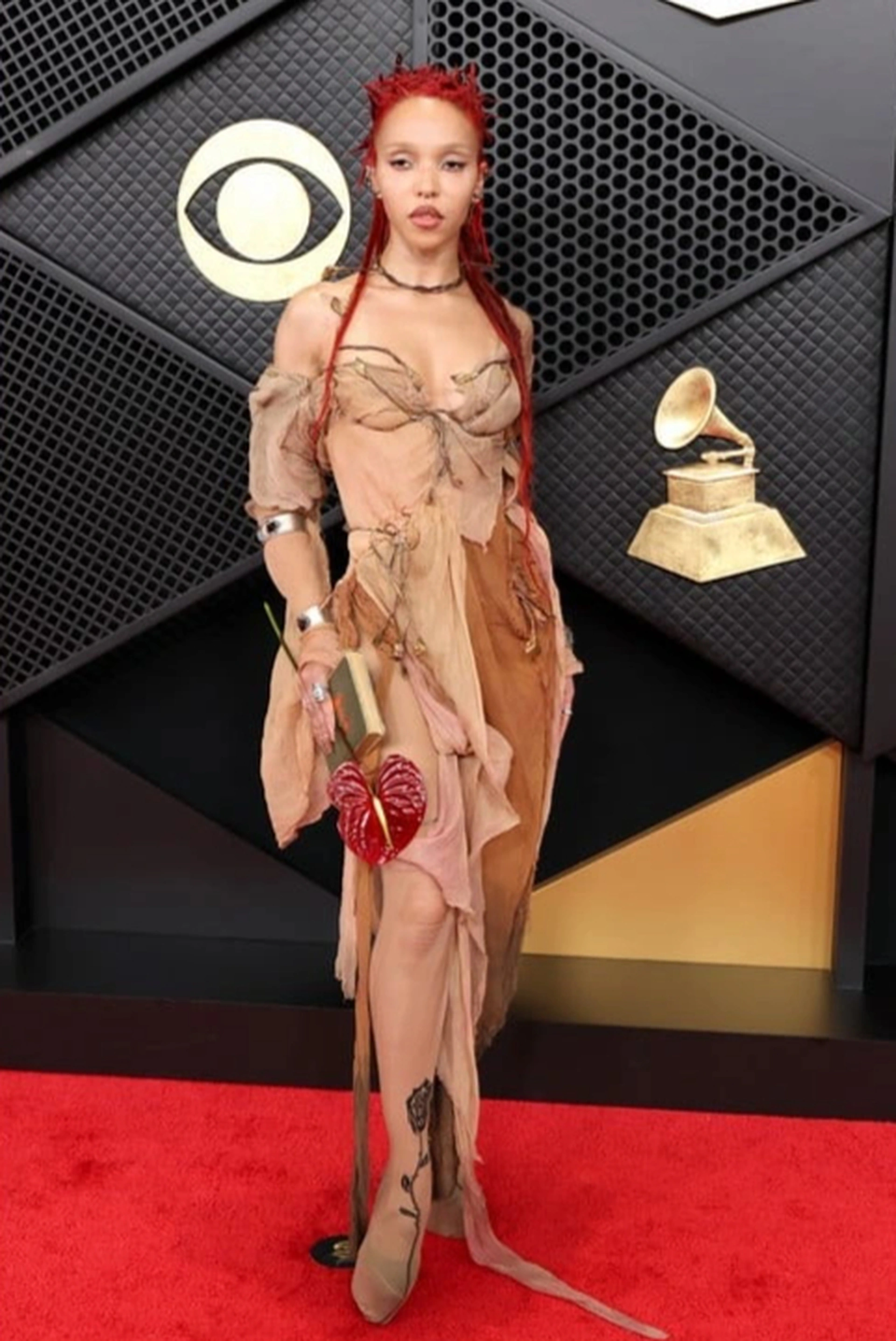 Nữ nghệ sĩ mặc như không mặc trên thảm đỏ Grammy 2026 - 17 Nữ nghệ sĩ mặc như không mặc trên thảm đỏ Grammy 2026 - 17