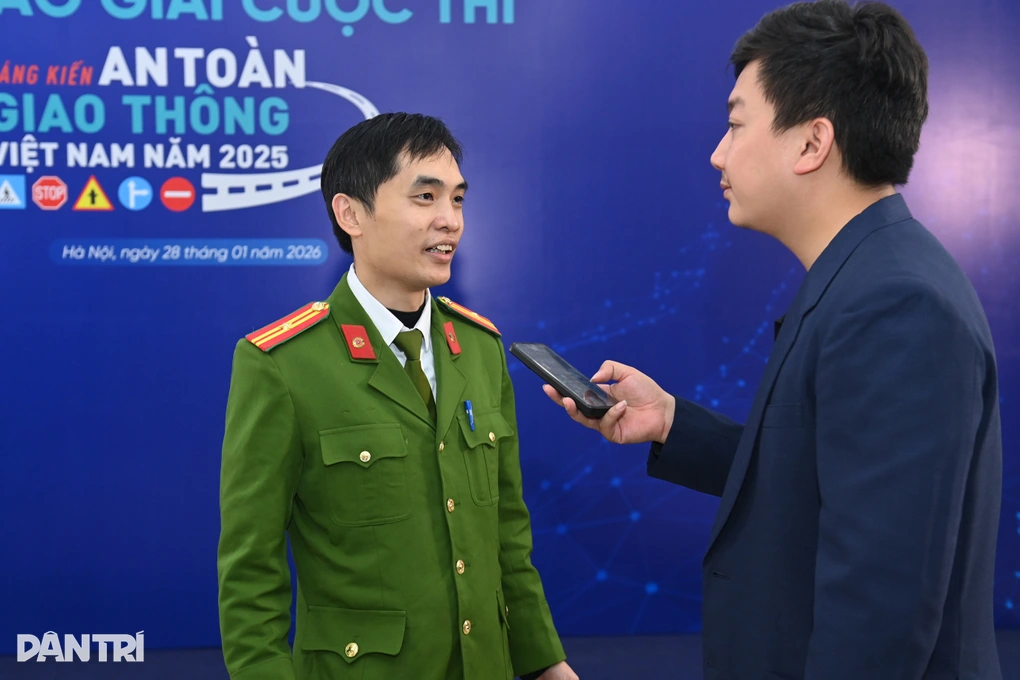 Chiếc điện thoại ở hiện trường mở lối giải sáng kiến an toàn giao thông - 3