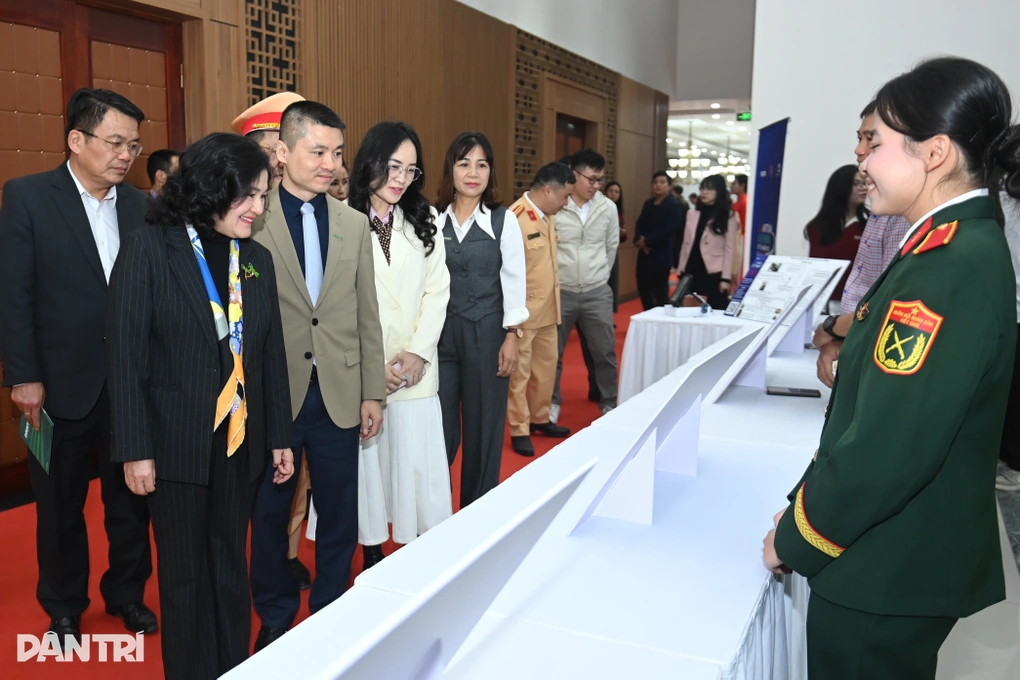 Trăn trở người thân gặp nạn, nữ quân nhân tạo hệ thống tập trung lái xe - 4