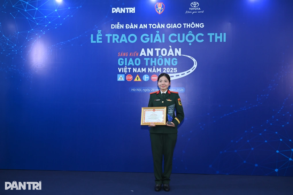 Trăn trở người thân gặp nạn, nữ quân nhân tạo hệ thống tập trung lái xe - 2