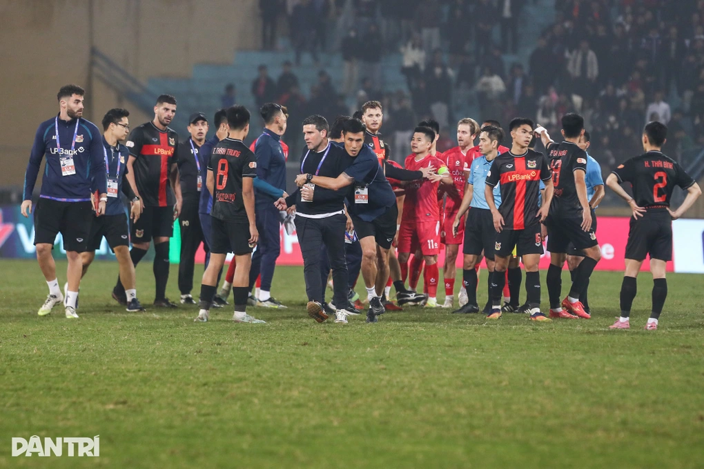 HLV CLB Ninh Bình: “Trọng tài Malaysia phá nát trận đấu” - 3