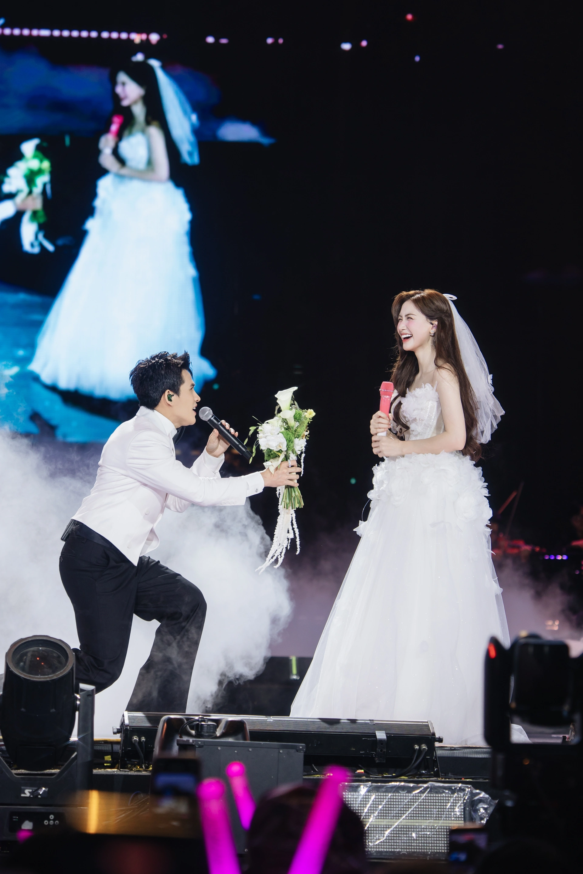 Hòa Minzy bật khóc nói từng muốn bỏ nghề, tin đồn về đêm nhạc 20 tỷ đồng - 14