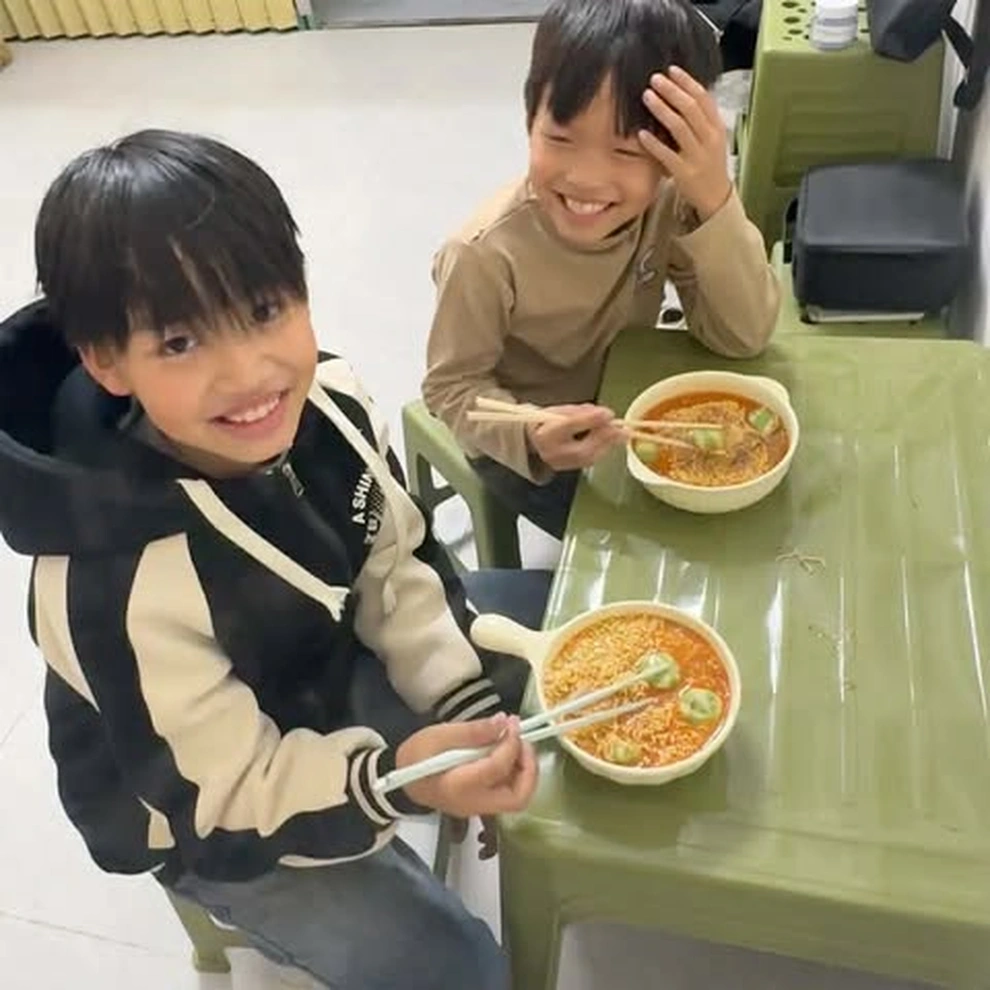 Thấy nhà cô chỉ còn vài gói mì, học sinh làm điều khiến giáo viên xúc động - 2