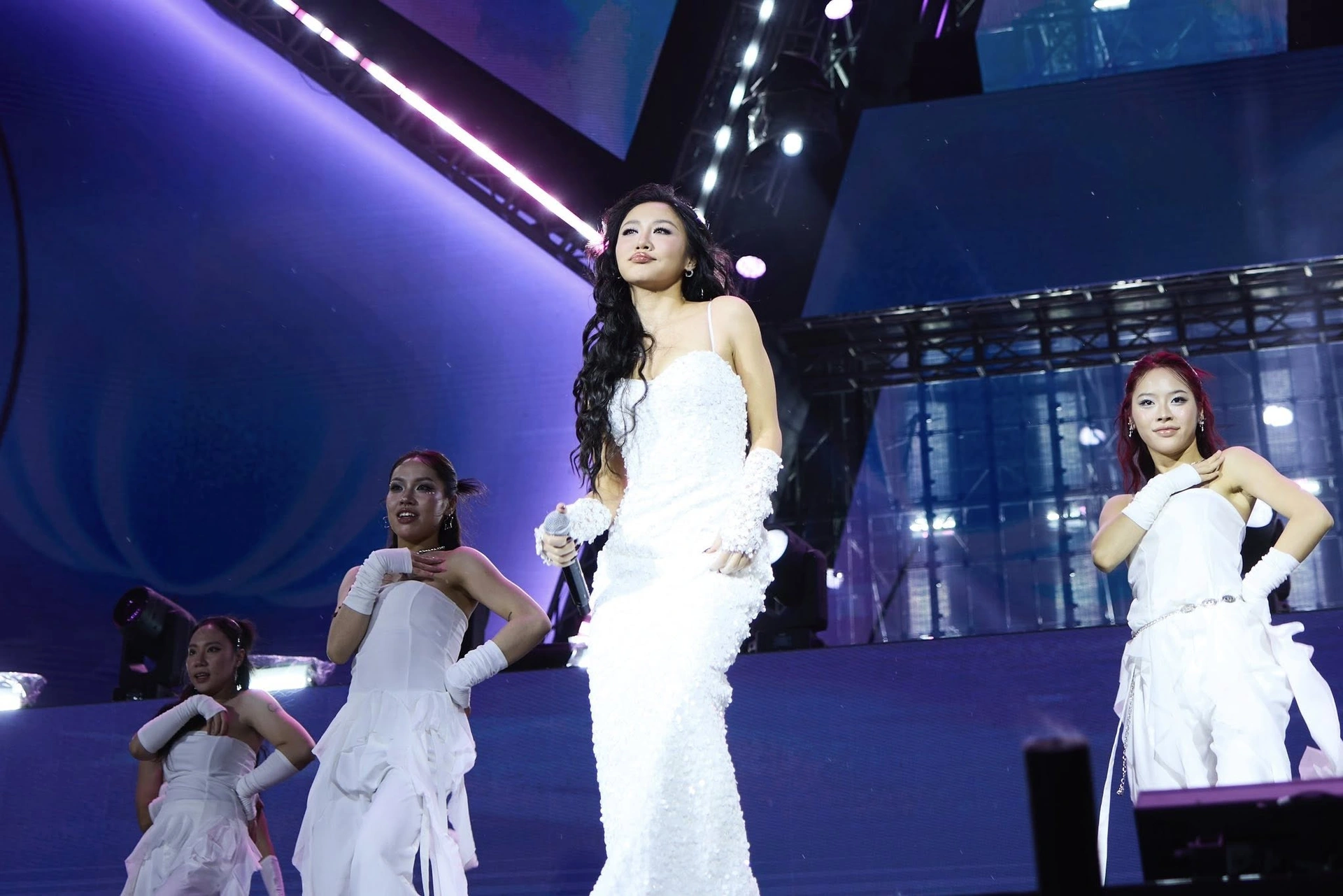 Văn Mai Hương độc thân giàu có ở tuổi 32, đóng cặp mỹ nam trăm tỷ gây chú ý - 6