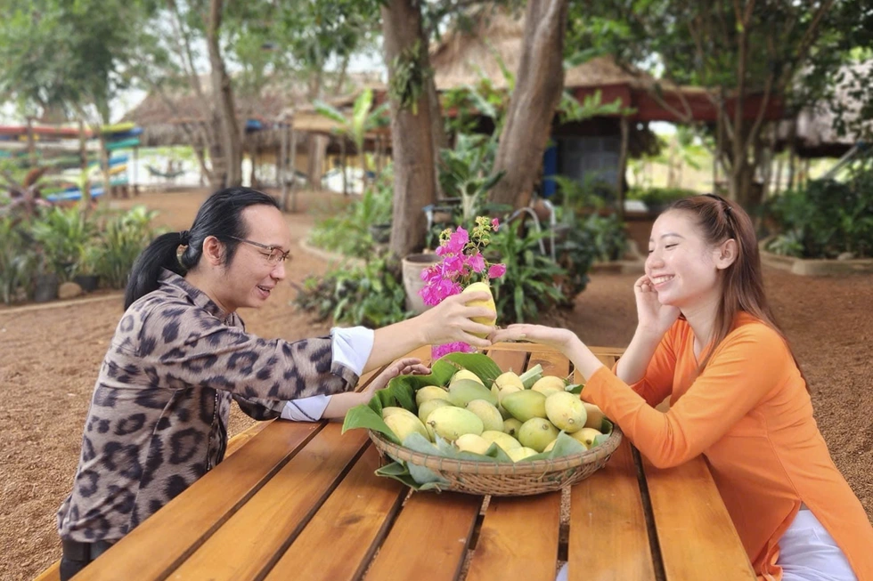 Cô gái đẹp như hoa hậu bất chấp định kiến, yêu “chú khiếm thị” hơn 18 tuổi - 7