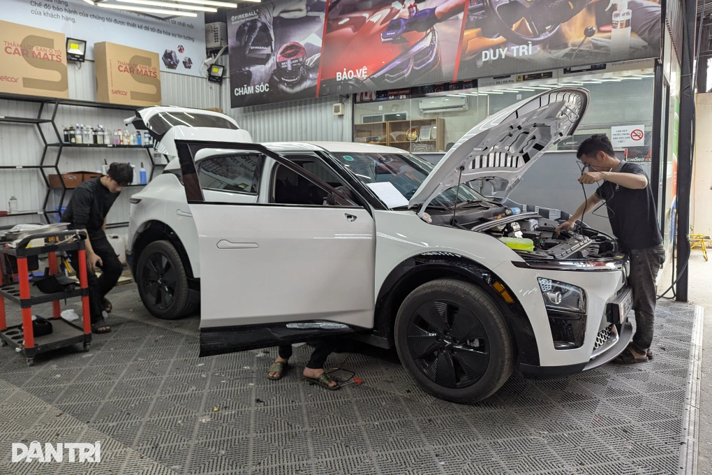 Khách Việt nhộn nhịp nâng cấp xe đón Tết, thợ làm tăng ca đến đêm - 2 Khách Việt nhộn nhịp nâng cấp xe đón Tết, thợ làm tăng ca đến đêm - 2