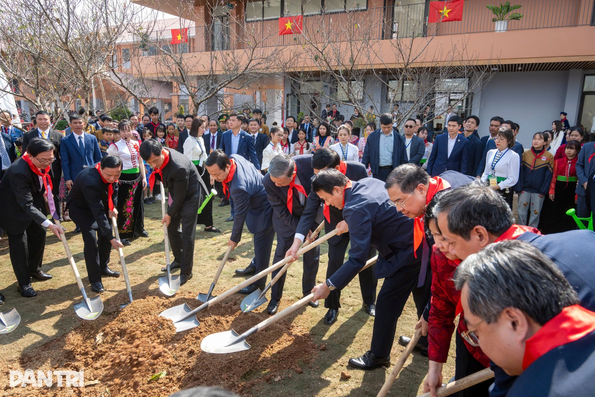 Tổng Bí thư Tô Lâm dự lễ khánh thành trường nội trú hiện đại nhất vùng biên - 12