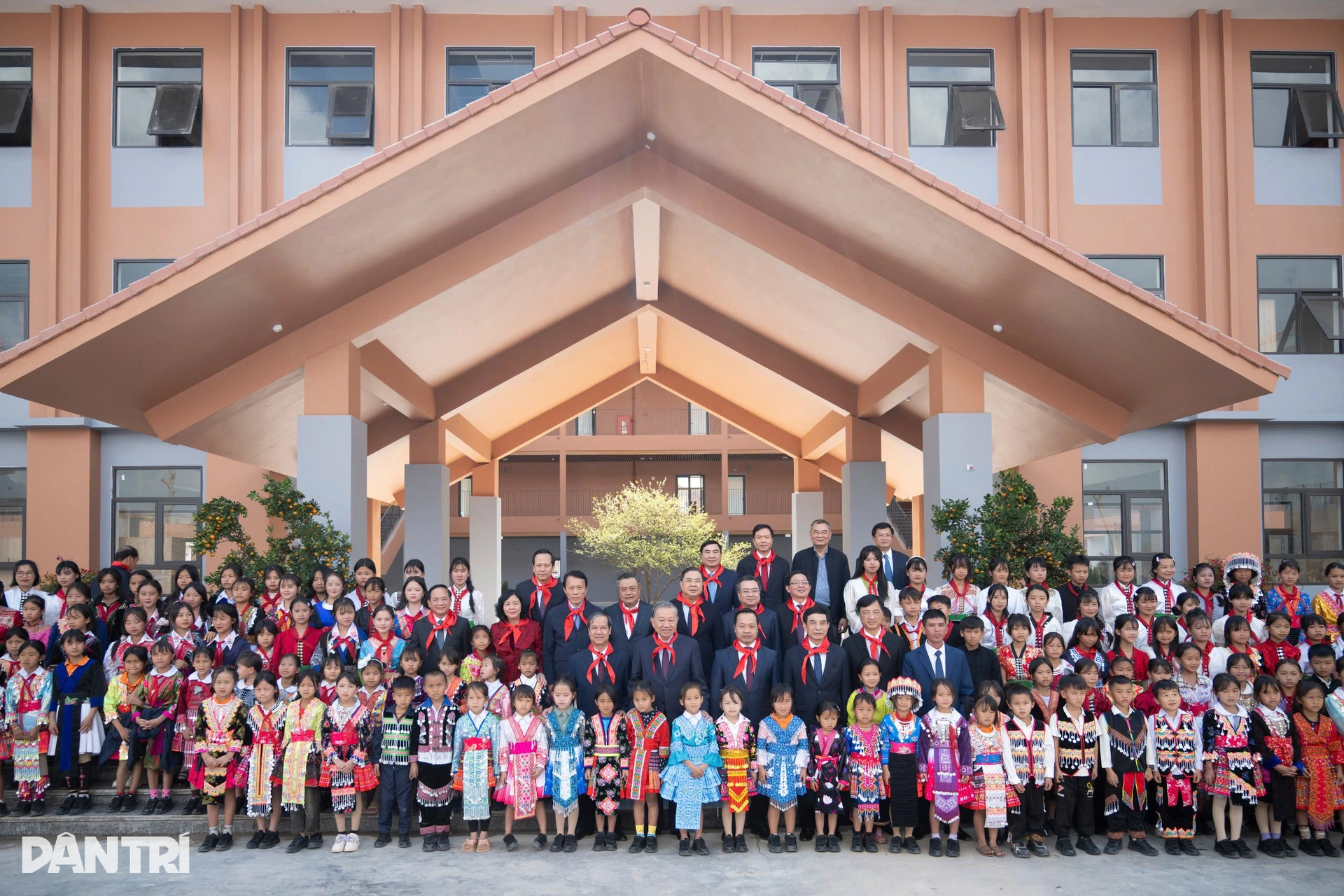 Tổng Bí thư Tô Lâm dự lễ khánh thành trường nội trú hiện đại nhất vùng biên - 13