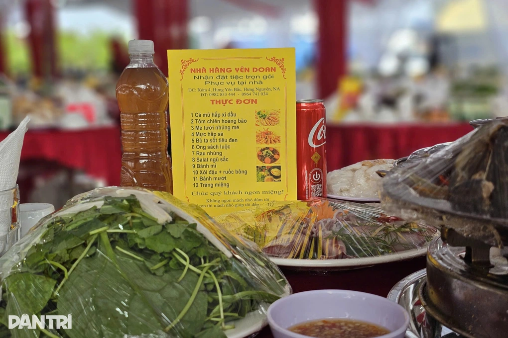 Bố Đình Bắc nói gì về bữa tiệc đông nghịt người hâm mộ tại quê nhà? - 3