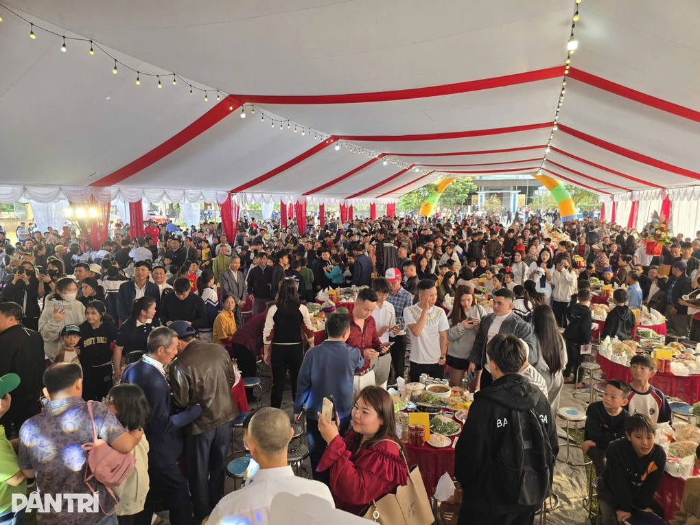 Bố Đình Bắc nói gì về bữa tiệc đông nghịt người hâm mộ tại quê nhà? - 4