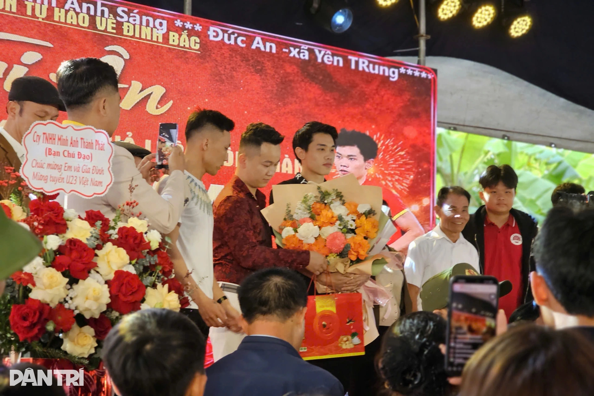 Bố Nguyễn Đình Bắc làm 180 mâm cỗ cảm ơn làng xóm, người hâm mộ - 7