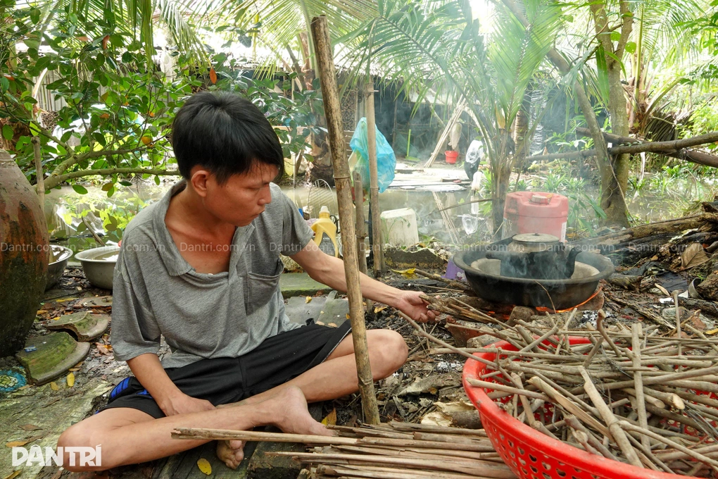 Người cha đơn thân bị tai biến suýt chết, ước mong con học hành nên người - 2 Người cha đơn thân bị tai biến suýt chết, ước mong con học hành nên người - 2
