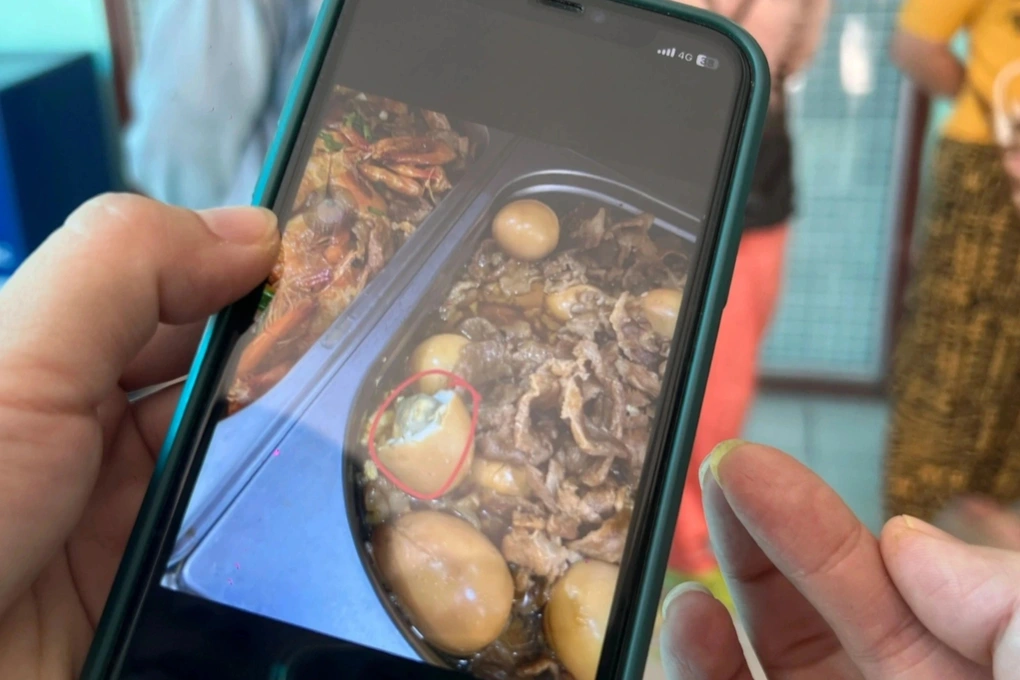 Phụ huynh giận dữ, đề nghị trường khởi kiện nhà cung cấp suất ăn Sago Food - 4 Phụ huynh giận dữ, đề nghị trường khởi kiện nhà cung cấp suất ăn Sago Food - 4