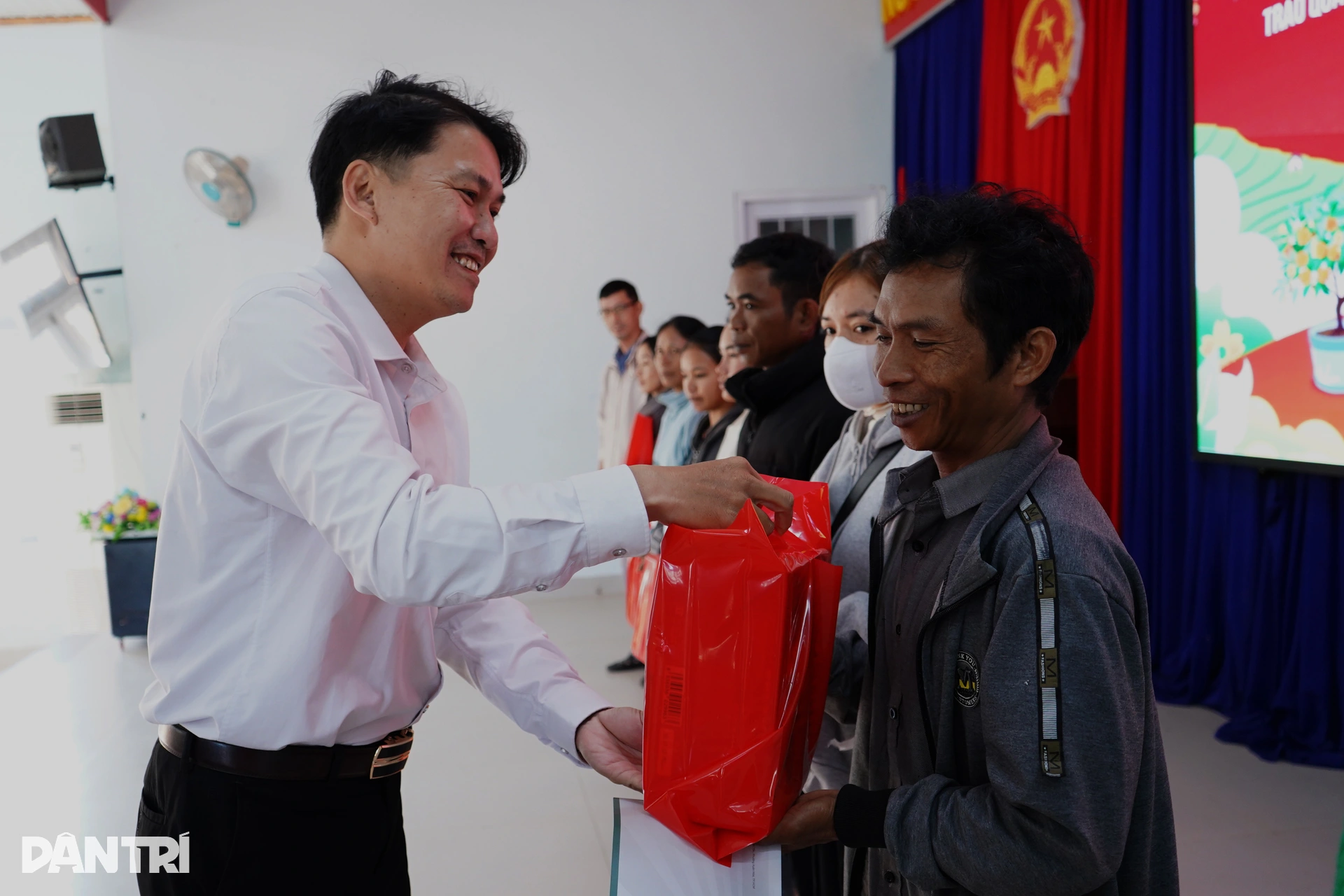 Được tặng 1 triệu đồng sắm Tết, người dân mừng lắm! - 2 Được tặng 1 triệu đồng sắm Tết, người dân mừng lắm! - 2