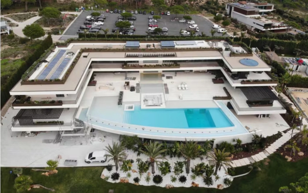 Dinh thự hàng trăm tỷ đồng của Cristiano Ronaldo và vợ trước thềm đám cưới - 2